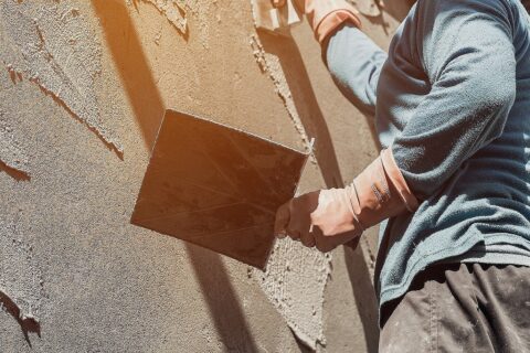 左官工事の現場で技術を磨く